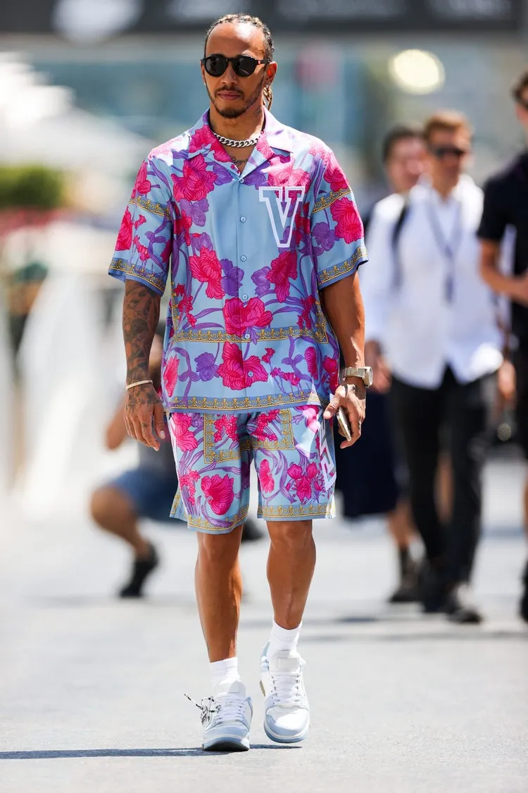 tendance actuelle mode homme été 2022 motifs floraux tenues Lewis Hamilton