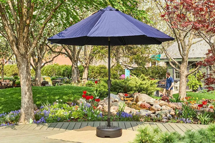 un parasol de terrasse proteger son jardin du vis a vis et de la canicule