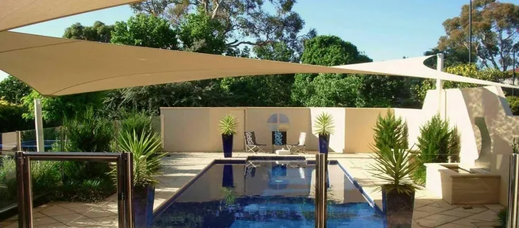 voile d’ombrage terrasse protéger soleil pluie solution pratique rentable