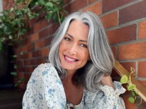 Comment paraître jeune avec des cheveux blancs