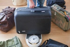 Comment peser sa valise à la maison