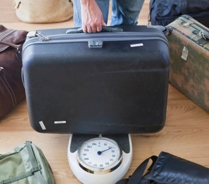 Comment peser sa valise à la maison