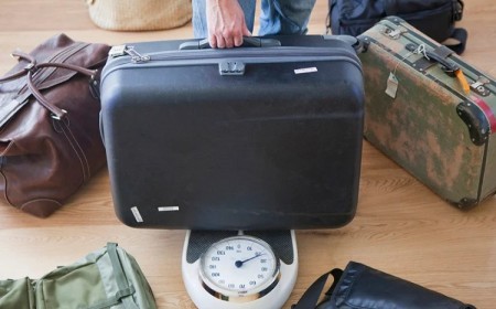 Comment peser sa valise à la maison