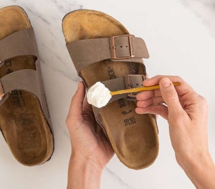 astuces faciles de grand-mère pour nettoyer les sandales d'été
