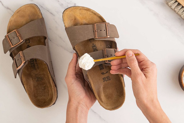 astuces faciles de grand-mère pour nettoyer les sandales d'été
