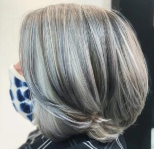 balayage blond sur cheveux blancs camouflage cheveux blancs tendance coloration 2022 femme 50 ans