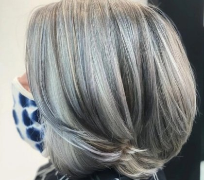 balayage blond sur cheveux blancs camouflage cheveux blancs tendance coloration 2022 femme 50 ans