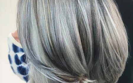 balayage blond sur cheveux blancs camouflage cheveux blancs tendance coloration 2022 femme 50 ans