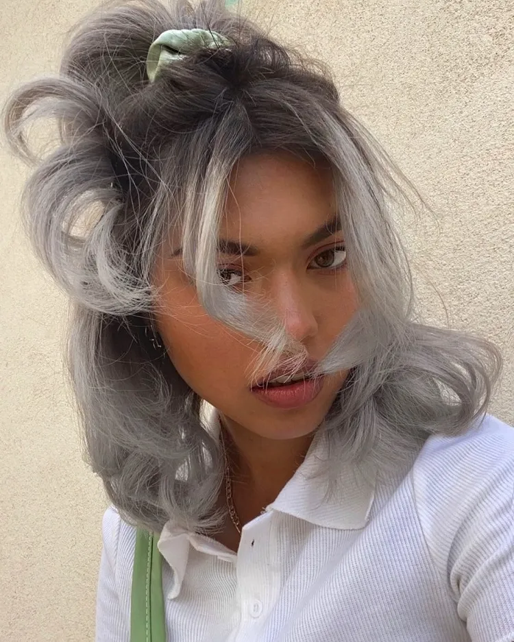 balayage coloration cheveux gris blanc femme oyster grey hair sur base brune peau matte tendance été 2022
