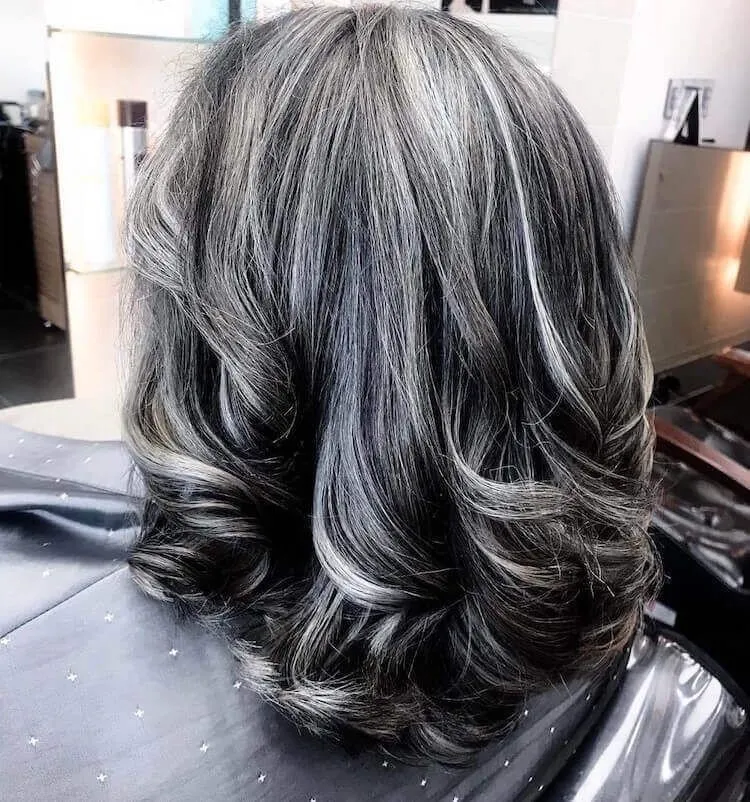 balayage gris sur cheveux blancs tendance coloration sel et poivre 2022
