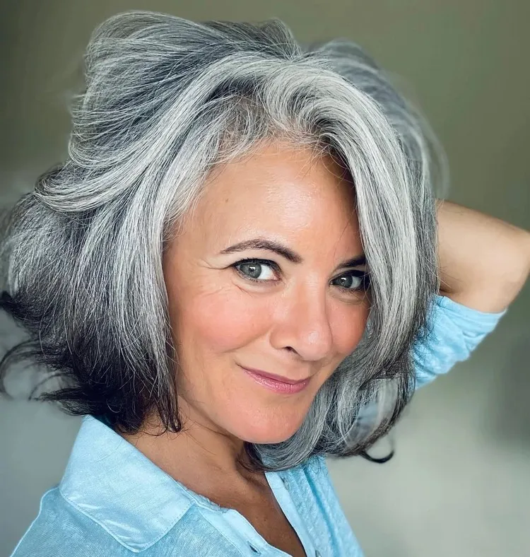 balayage inversé sur cheveux blancs courts femme 50 ans tendance coloration cheveux 2022