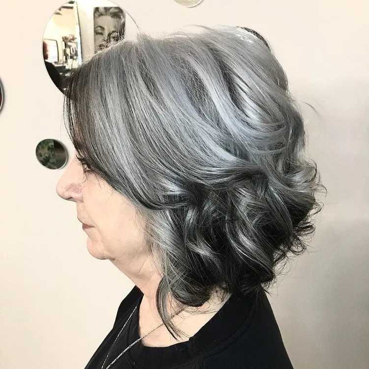 balayage inversé sur cheveux blancs courts tendance coloration cheveux 2022 femme 50 ans