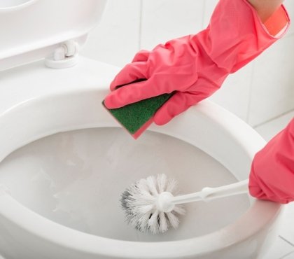 blanchir le fond des toilettes