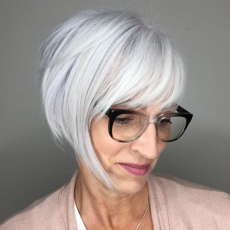 coiffure courte femme 60 ans avec lunettes nouvelle coiffure tendance 2022