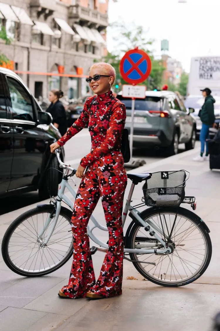 combinaison femme imprimé fleuri femme street style tendances mode printemps 2023