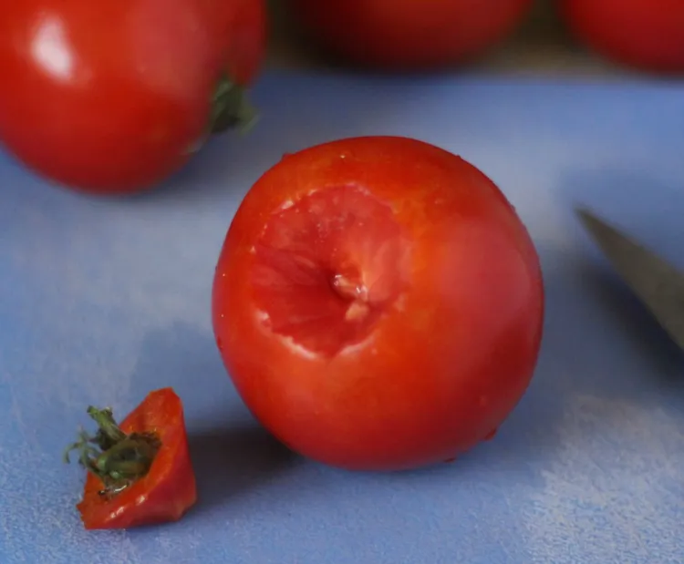 comment congeler des tomates fraiches enlever pédoncule pointe couteau aiguisé
