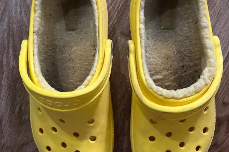 comment enlever mauvaises odeurs chaussures crocs sabot cuir plastique avec doublure