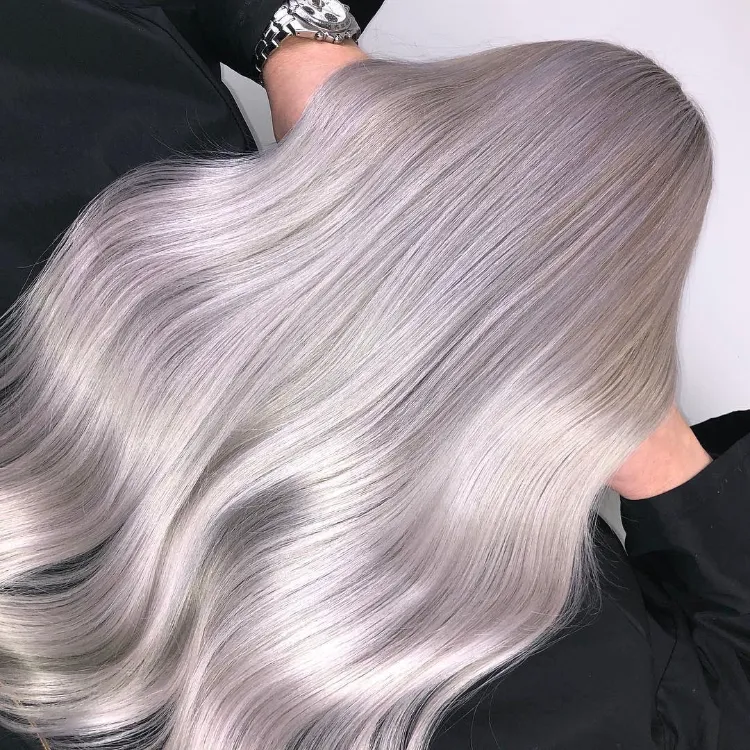 comment entretenir les cheveux gris coloration oyster grey hair femme été 2022