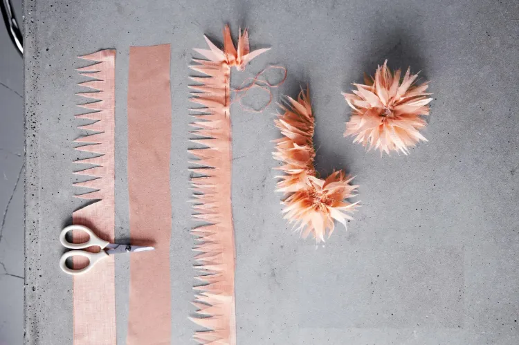 comment faire des fleurs en tissu tuto dahlia textile par étapes