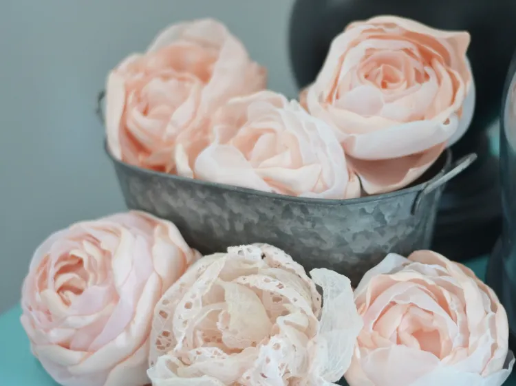 comment faire des fleurs en tissu tuto pivoines roses mille feuille satin