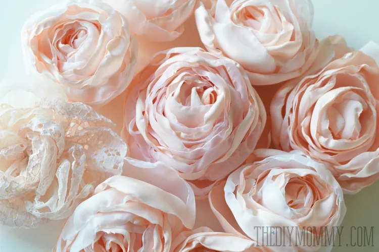 comment faire des fleurs en tissu tuto pivoines roses mille feuilles satin