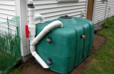 comment faire un récupérateur eau de pluie installer baril tuyau descente gouttière recueillir