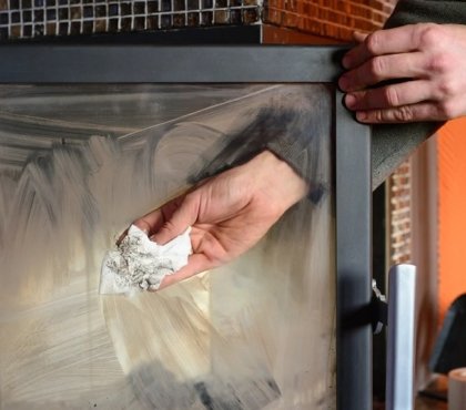 comment garder la vitre de la cheminée propre