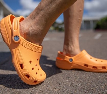 comment nettoyer des crocs colorés clairs cuir blanc à la main machine bicarbonate vinaigre