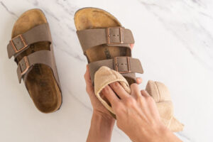 comment nettoyer les sandales avec du bicarbonate de soude birkenstock dépoussiérer brosse sèche