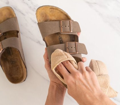 comment nettoyer les sandales avec du bicarbonate de soude birkenstock dépoussiérer brosse sèche