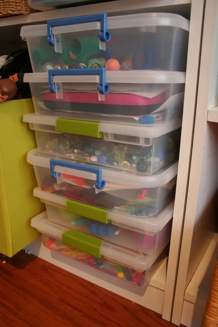 comment ranger Playmobil chambre ordre jouets accessibles boites plastique transparent