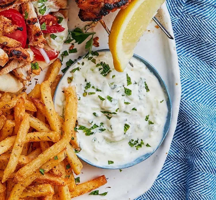 How to serve Greek tzatziki and what to eat