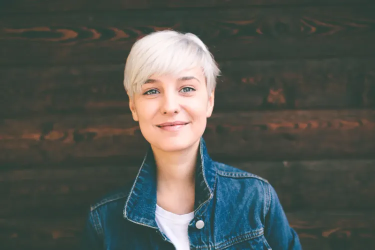 comment traiter premiers cheveux gris femme jeune à 50 ans ou avant viellissement precoce cheveux court femme