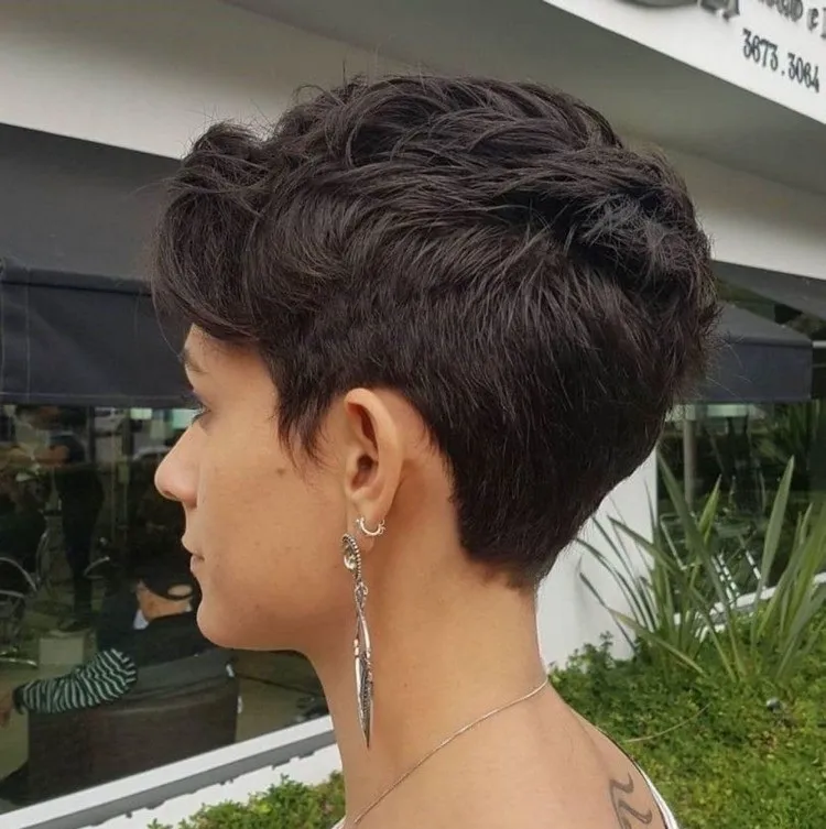 coupe boyish cheveux fins sans volume tendance coiffure courte 2022