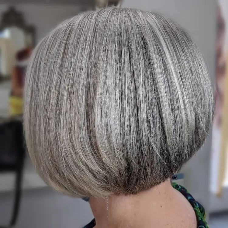 coupe courte femme 60 ans bob texturé cheveux gris coiffure tendance 2022