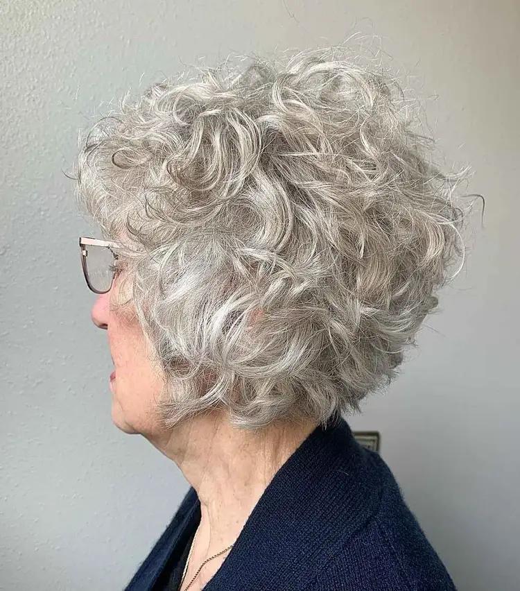 coupe de cheveux 2022 femme 60 ans coiffure courte femme 2022 cheveux gris bouclés