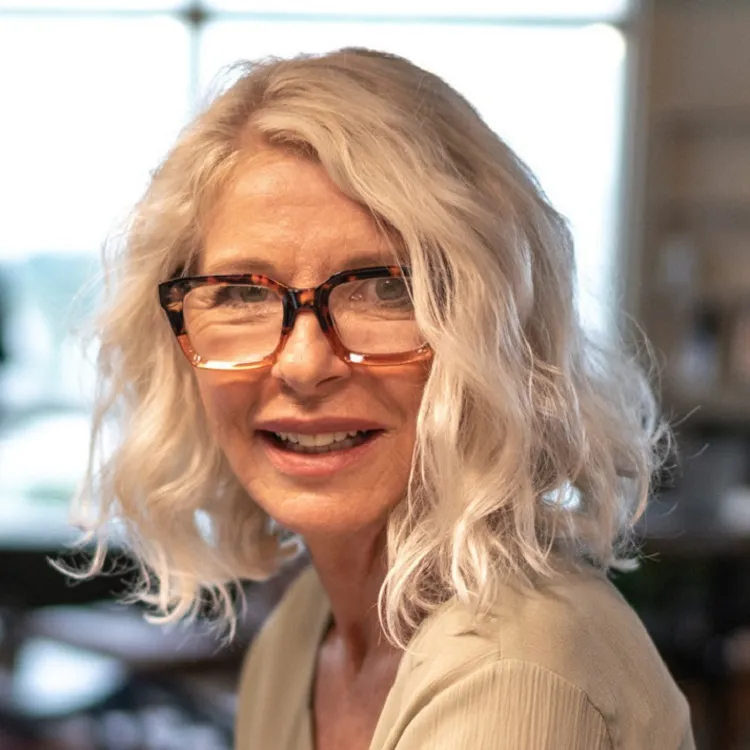 coupe de cheveux court femme 60 ans avec lunettes boucles 2022