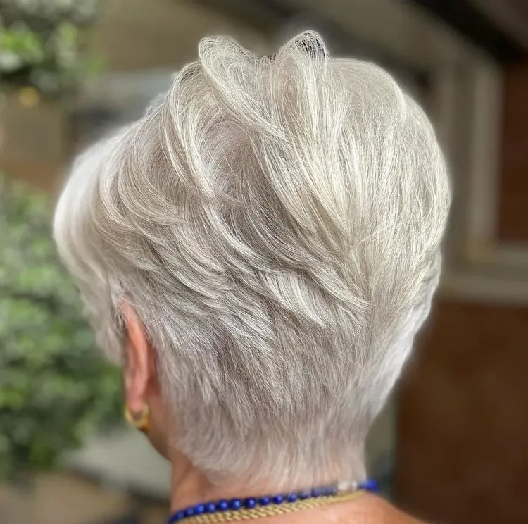 coupe de cheveux effilée coiffure tendance été 2022 femme 60 ans pixie bob