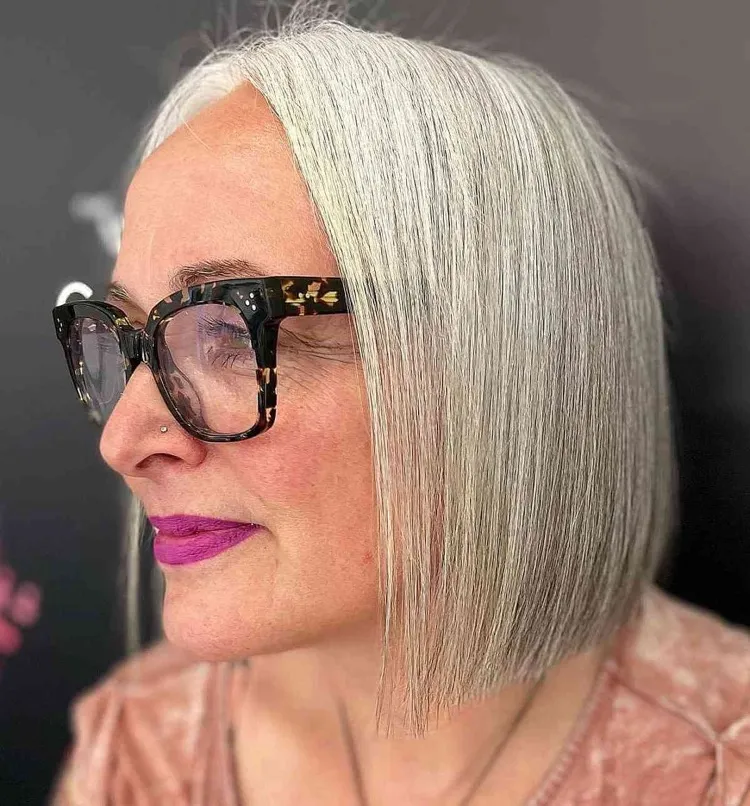 coupe de cheveux femme 60 ans visage ovale coupe au carré lisse avec lunettes