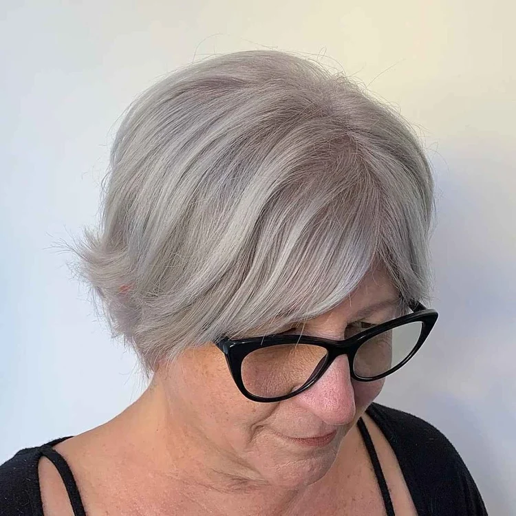coupe de cheveux fins court femme 60 ans avec lunettes pixie bob coiffure femme 2022