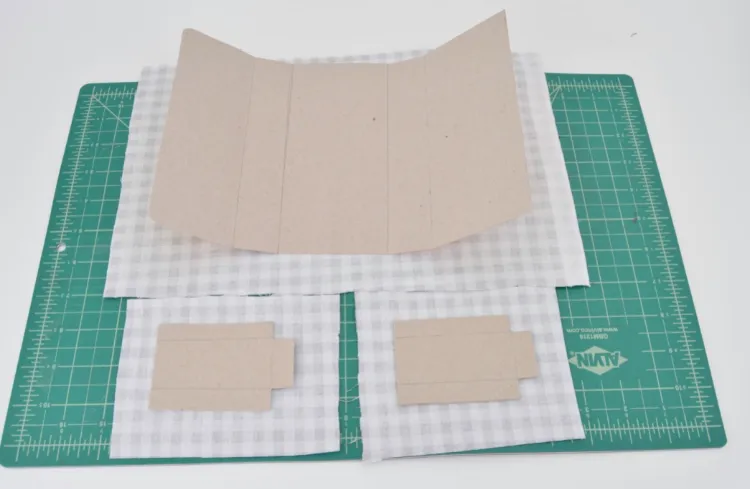 découper tissu 2 3 cm dépasse chaque coté fournitures scolaires DIY