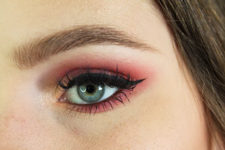 fard paupières eye liner mascara maquillage tendance été 2022 Barbiecore makeup