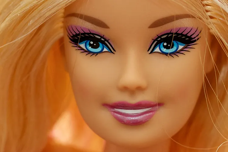 gros plan visage poupée emblématique maquillage tendance été 2022 Barbiecore
