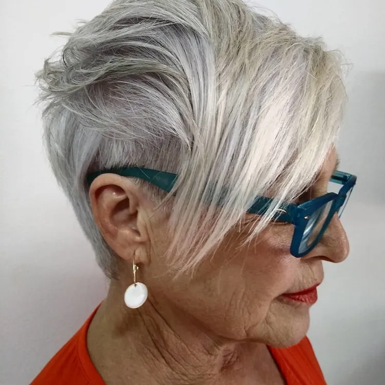 idee coupe de cheveux court femme 60 ans avec lunettes asymétrique cheveux gris sel et poivre