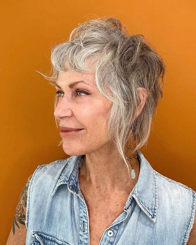 idée coupe de cheveux gris frisés femme 50 ans 60 tendance été wolf cut shag