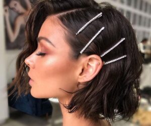 idées coiffure mariage cheveux mi long attachés wavy brune avec fleur barrettes femme tendances 2022