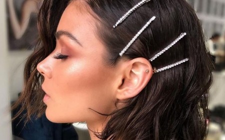 idées coiffure mariage cheveux mi long attachés wavy brune avec fleur barrettes femme tendances 2022