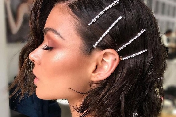 idées coiffure mariage cheveux mi long attachés wavy brune avec fleur barrettes femme tendances 2022