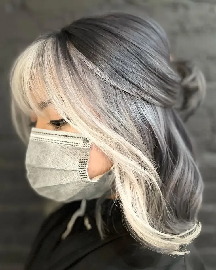 jeune femme cheveux gris naturel