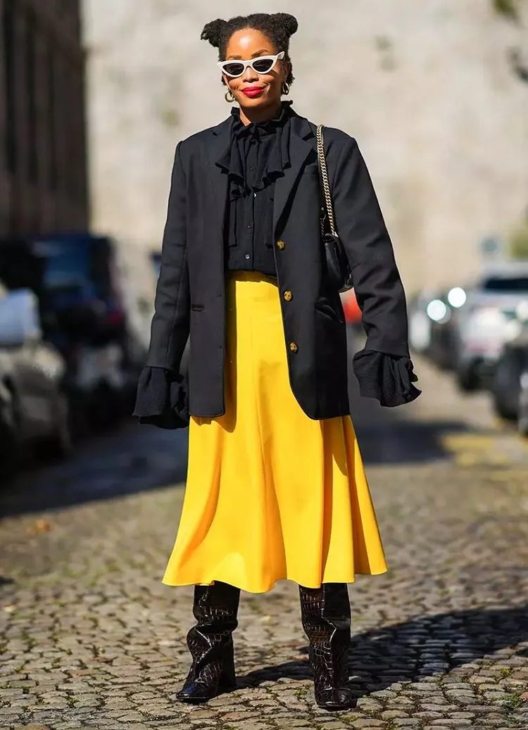 jupe jaune avec un blazer noire et des bottes couleurs tendance automne-hiver